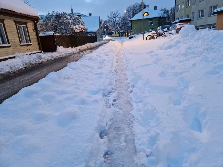 Väike-Kuke tänava kõnniteele ei olenud lumekoristajad pärastlõubaks veel jõudnud.