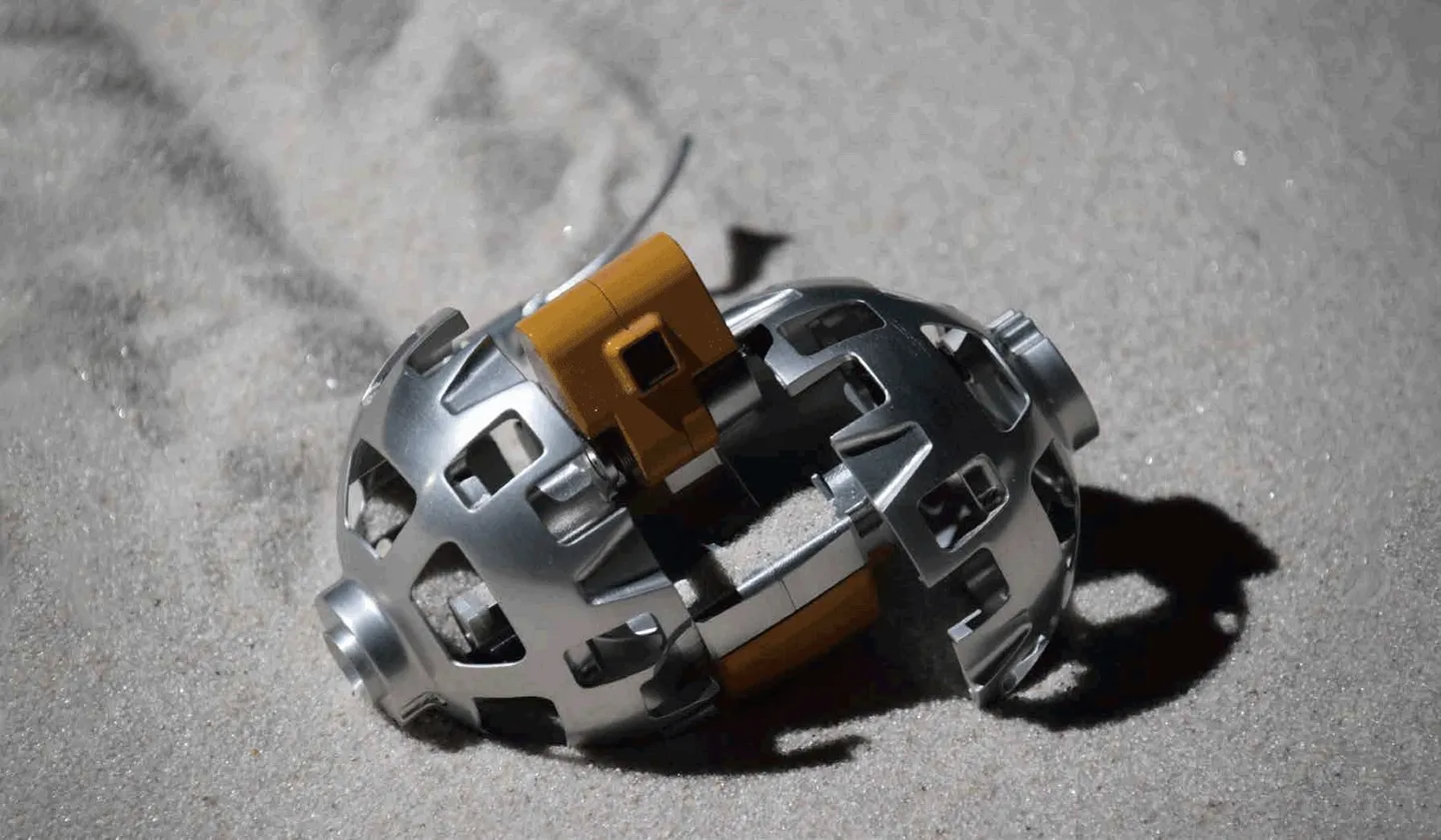 Selline näeb välja end peaaegu lahti pakkinud Jaapani transformer Kuul.