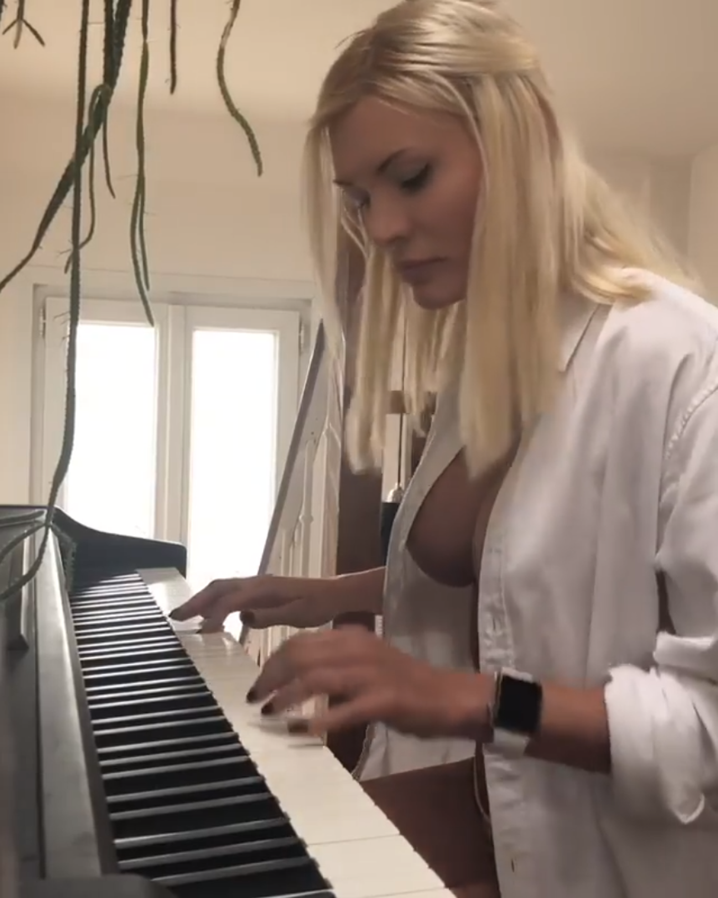 Eesti muusikute tähelepanu haaras kaunis pianist.