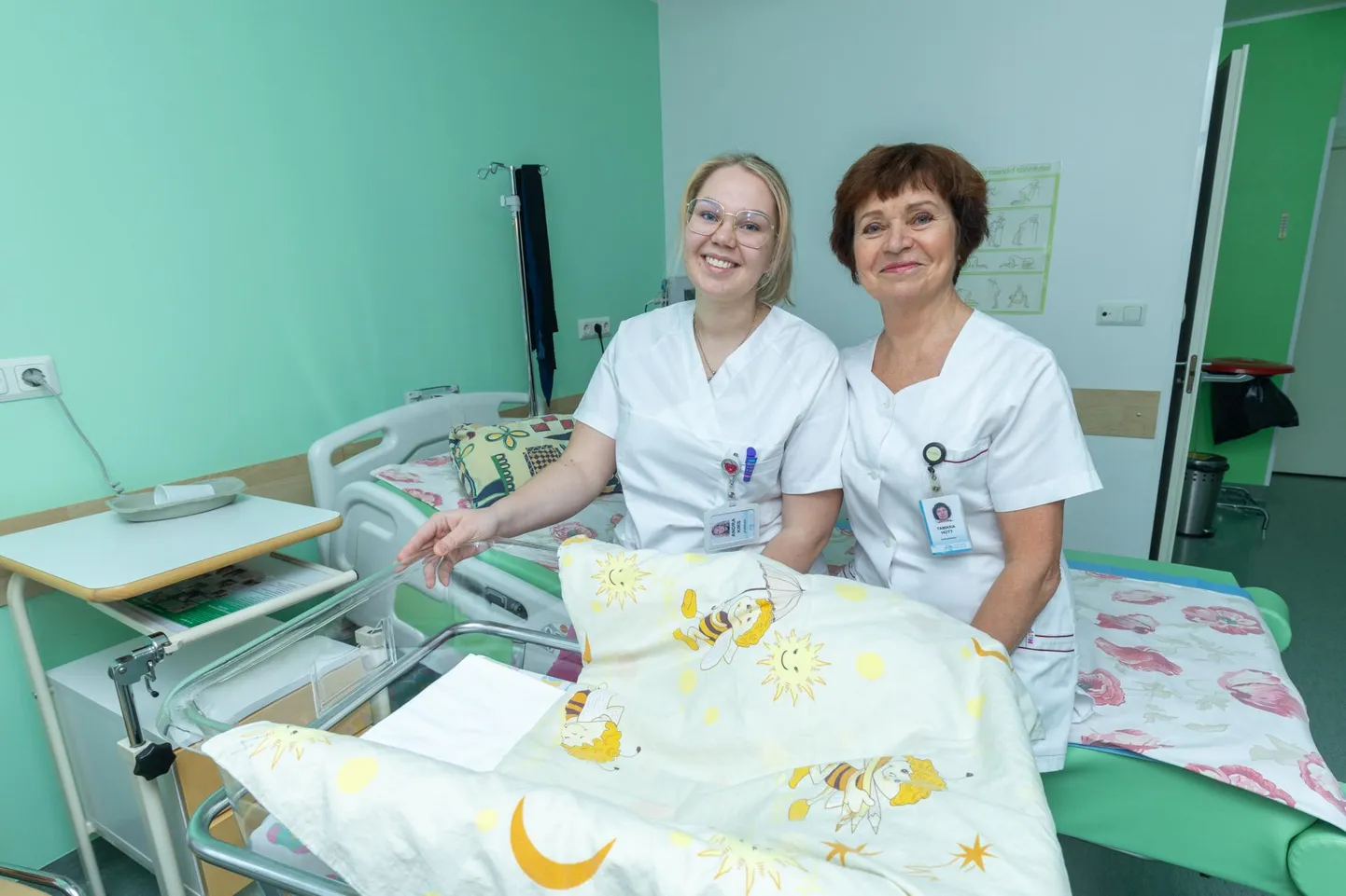 Ämmaemandapraktikant Andra Kirs ja ämmaemand Tamara Hütt täpselt samas palatis, kus Andra sündis ja kus Tamara ta ilmale aitas. Isegi ratastel titavoodi olevat sama, mis 20 aasta tagusel fotol.