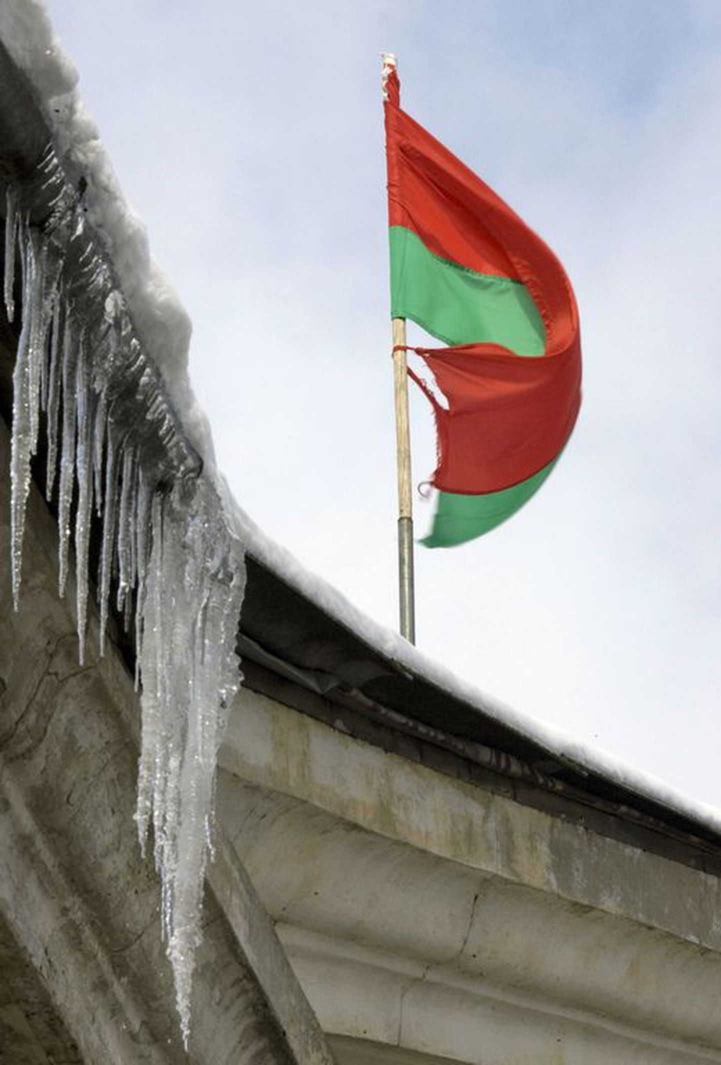 Valgevene lipp Minskis asuval kohtuhoonel..