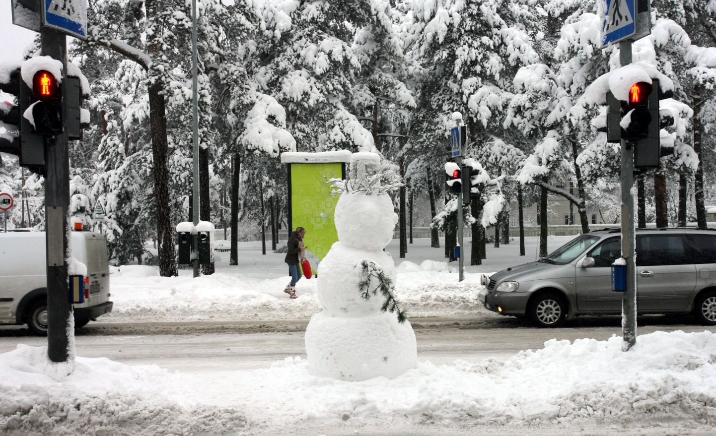 Pildil on lumememm Valdeku tänava ja Vabaduse puiestee ristmikul Tallinnas.
