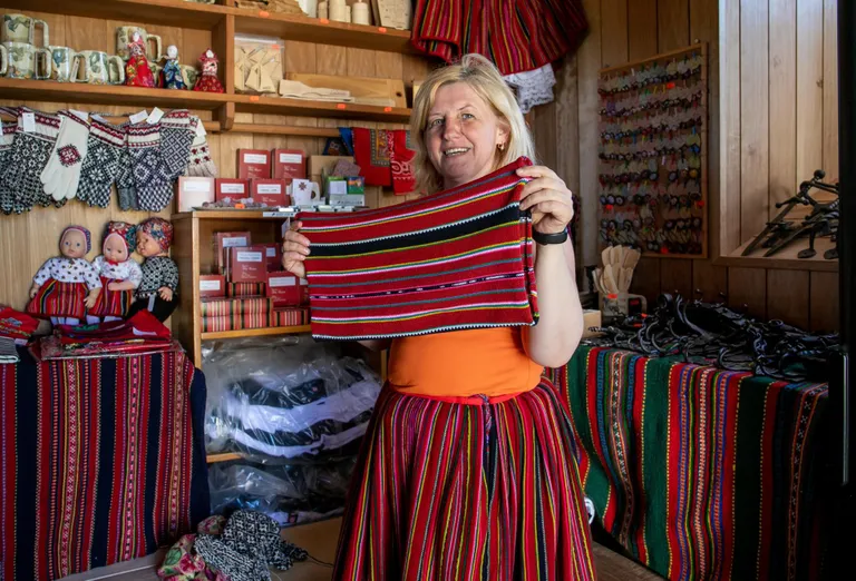 Tuletorni käsitööpoes leiab saare naiste põnevat näputööd, Elly Karjami käes on näiteks Kihnu värvides torusall. FOTO: