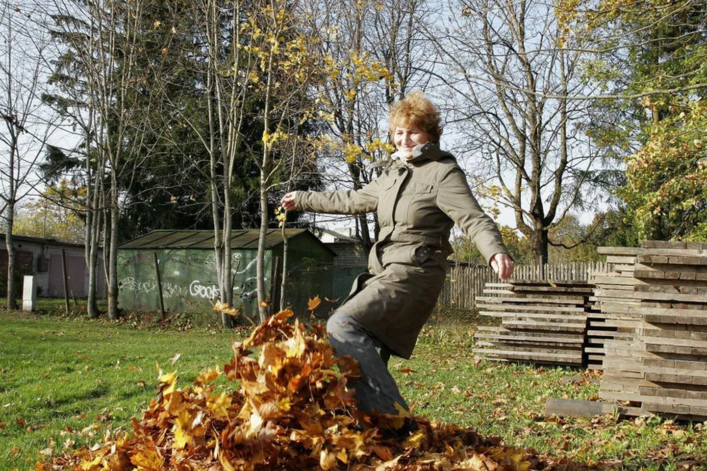 Kultuurimaja juhataja Riina Pakane näitab linnavalitsuse maja taga platsi, kuhu tuleb laululava.