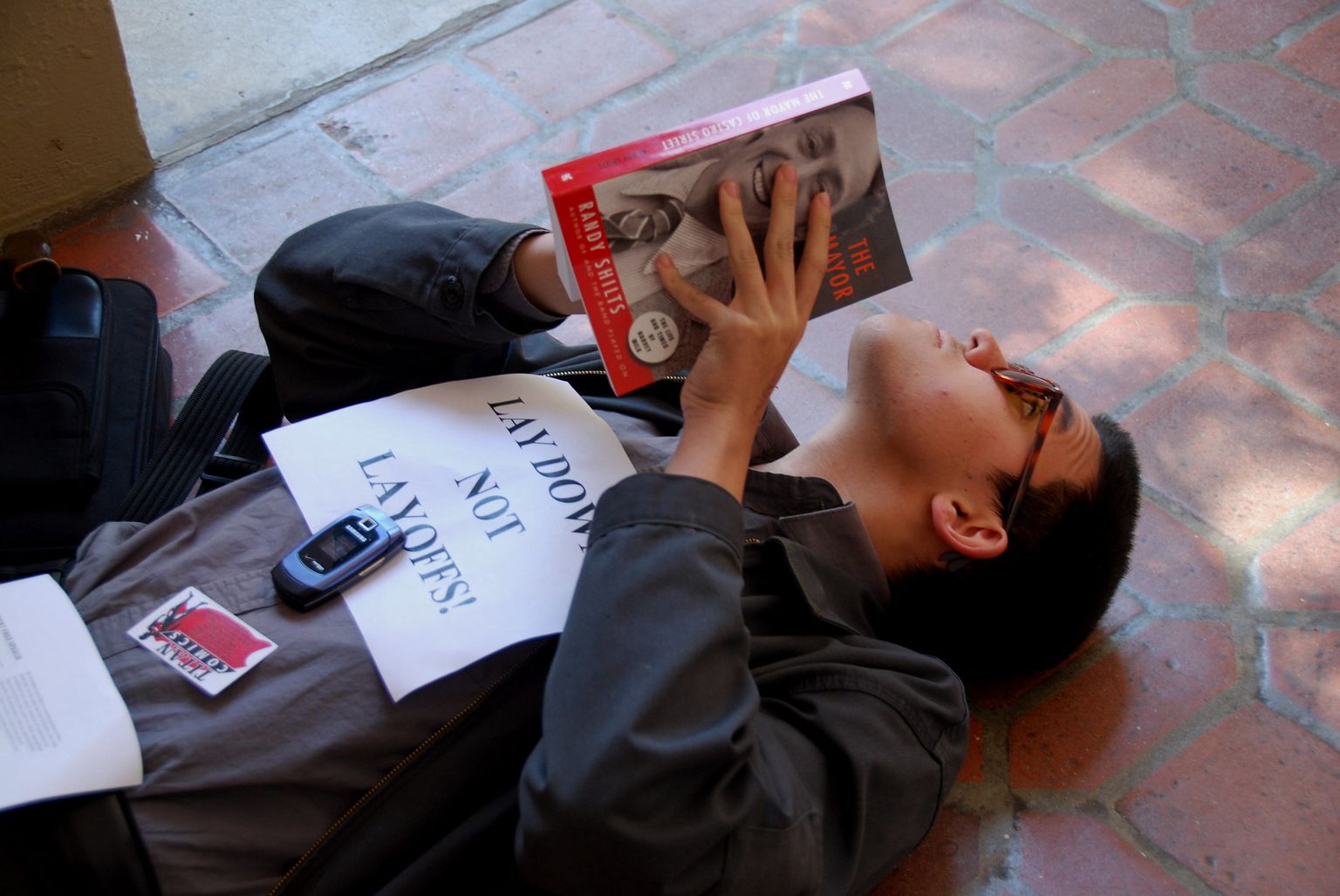 San Francisco kunstiinstituudi tudeng protestimas koondamiste vastu teaduskonnas.