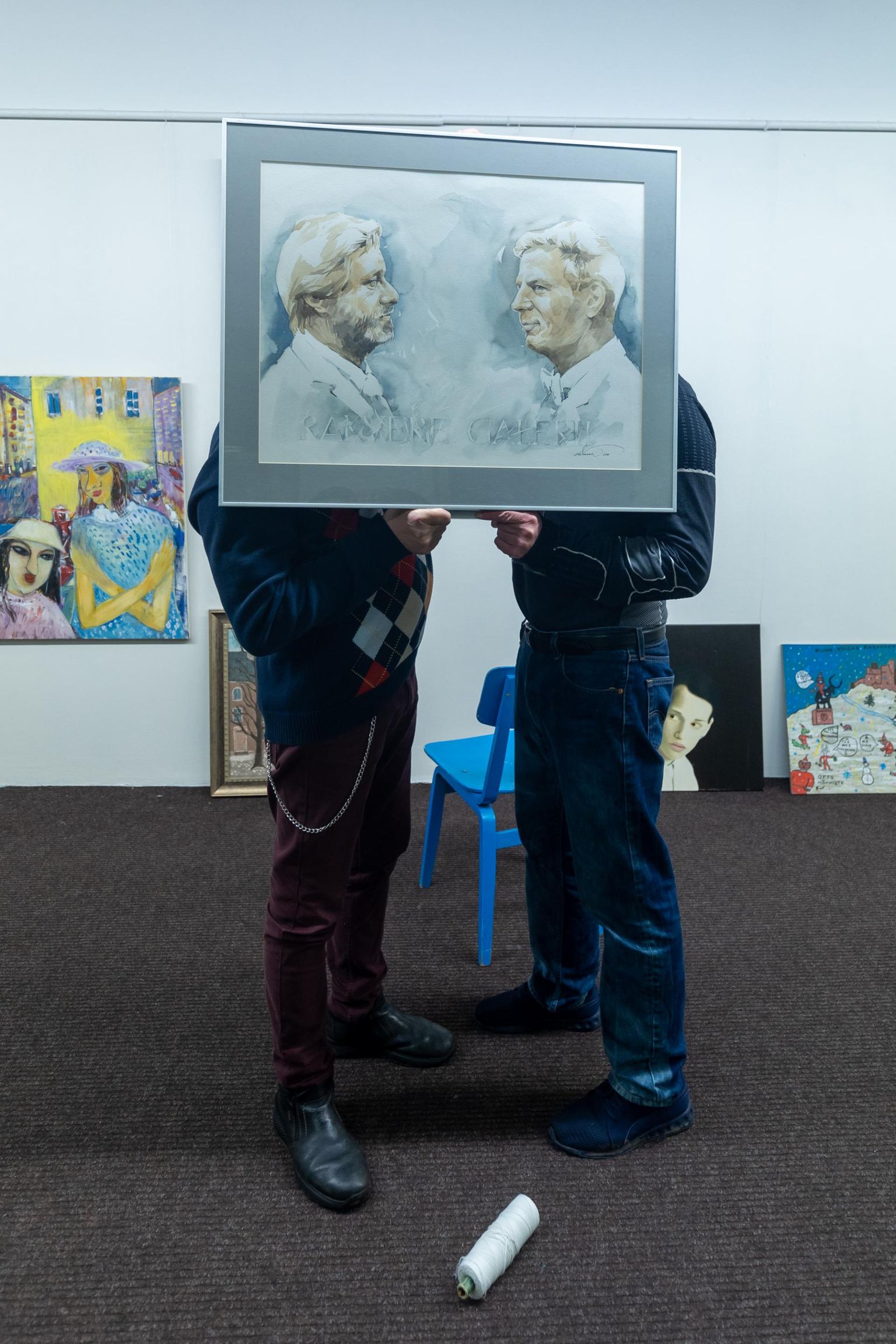 Rakvere Galerii eestvedajaid Raivo Riimi ja Riho Hütti portreteeris Tiiu Veersalu.