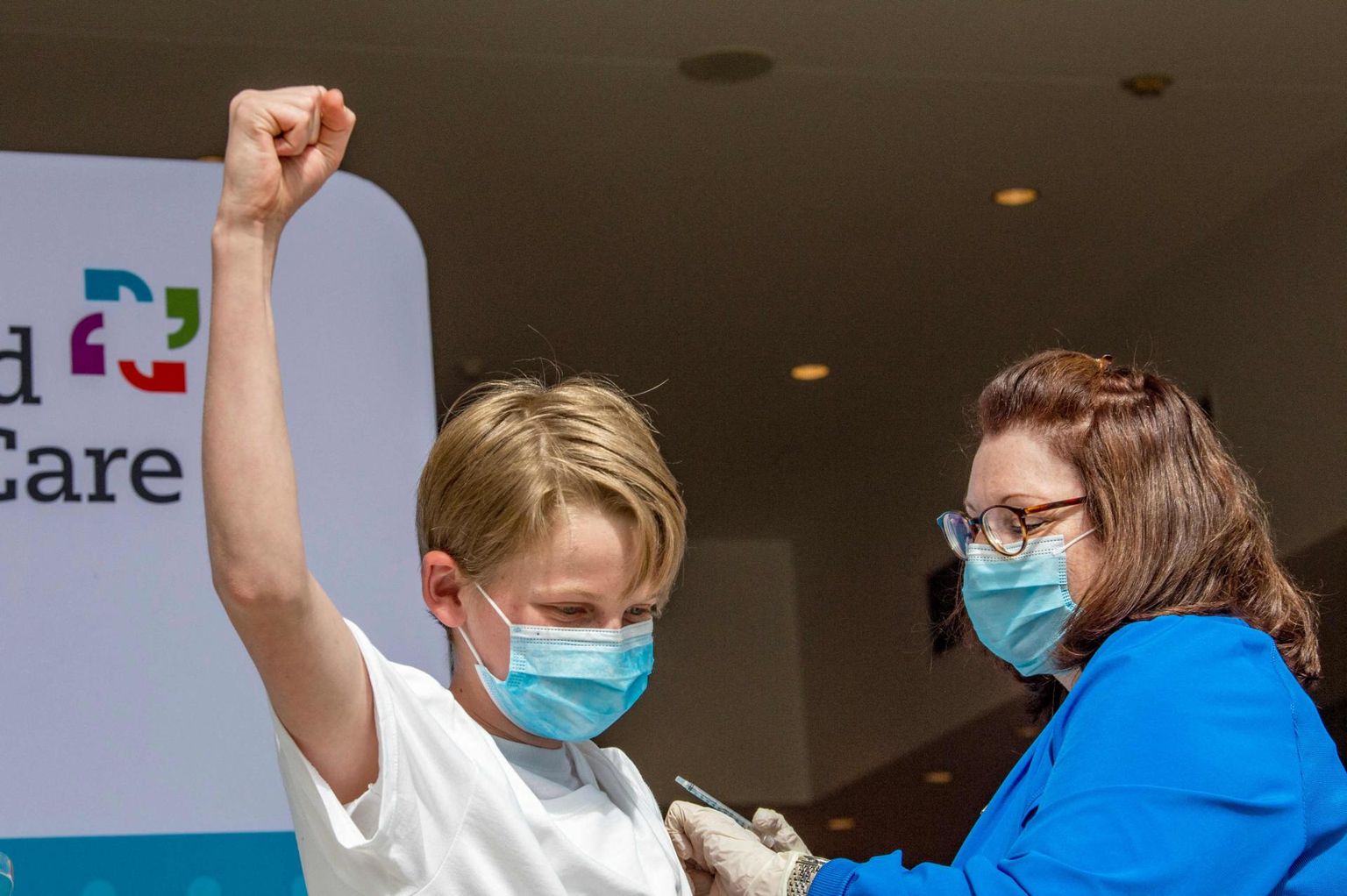 13-летний житель США Чарльз Муро радуется получению вакцины против коронавируса.
