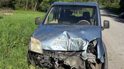 Teelt välja sõitnud auto juht põgenes, kaasreisija viidi haiglasse