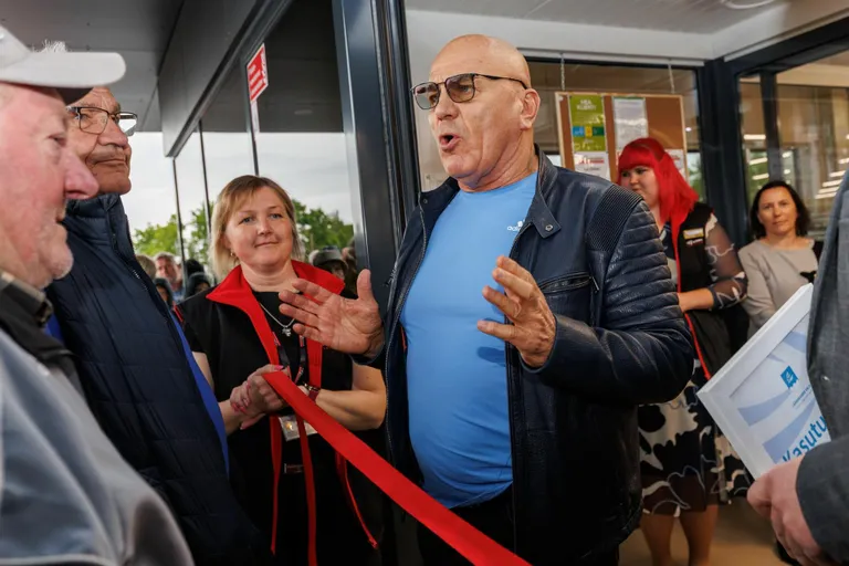 Kaupluse sissepääsu juures toimus pidulik lindilõikamine, kus rahvast tervitas ettevõtja Oleg Gross.