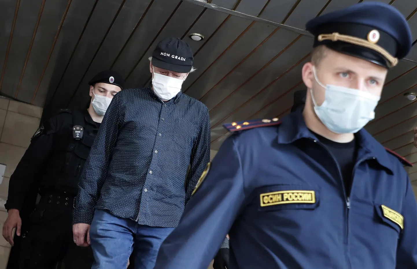 Михаила Ефремова сопровождают на заседание суда