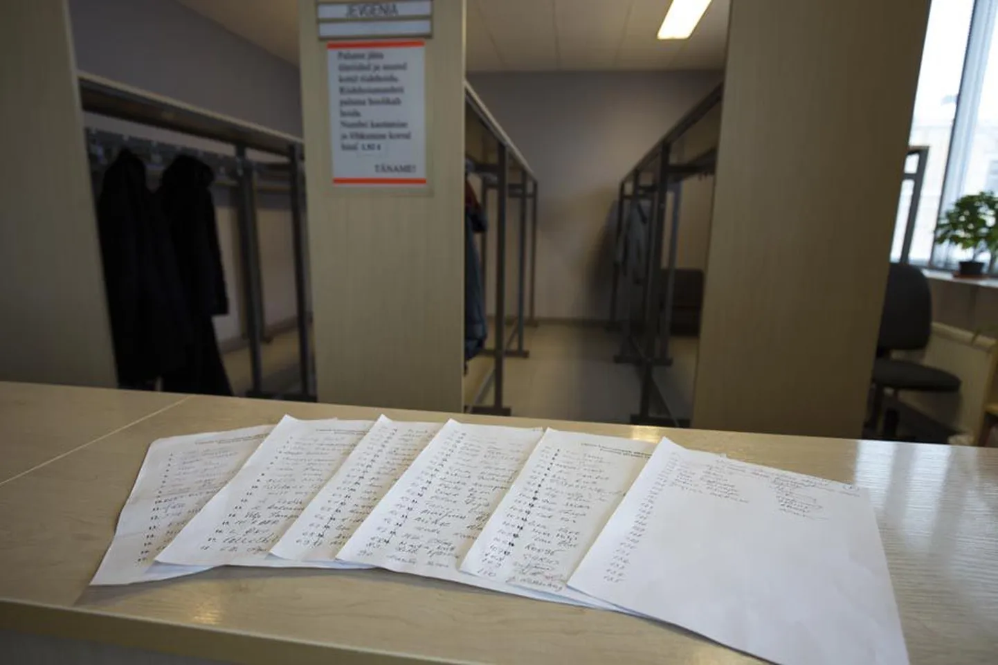 Möödunud nädalast on eakad kogunud linnaraamatukogus allkirju ning eile ennelõunaks oli 117 inimest kinnitanud, et on vastu Viljandi linnavalitsuse otsusele piirata eakate tasuta bussisõitu.