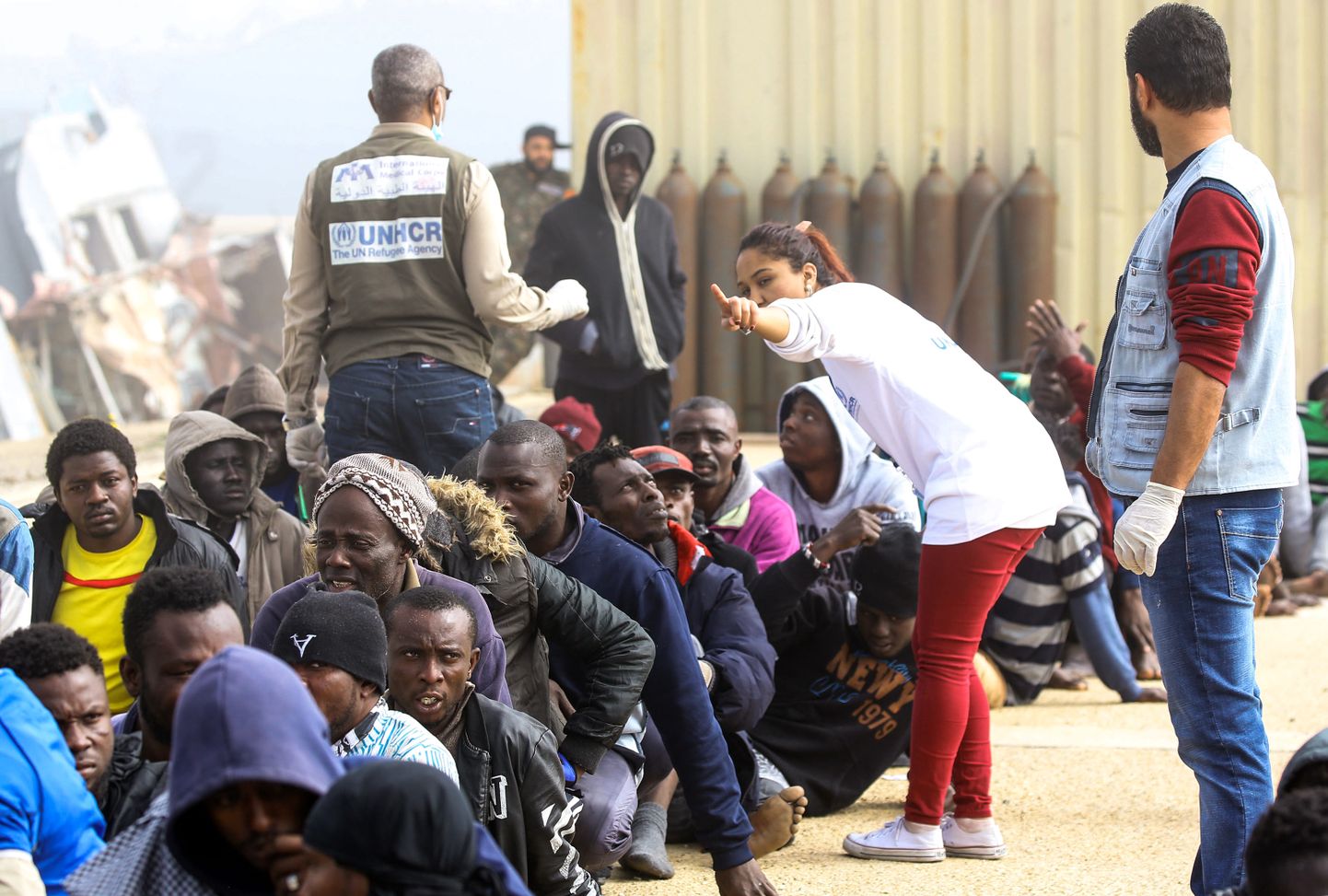 ÜRO abiorganisatsiooni UNHCR töötajad abistamas Liibüa rannikul uppunud laevalt pääsetud Aafrika migrante.