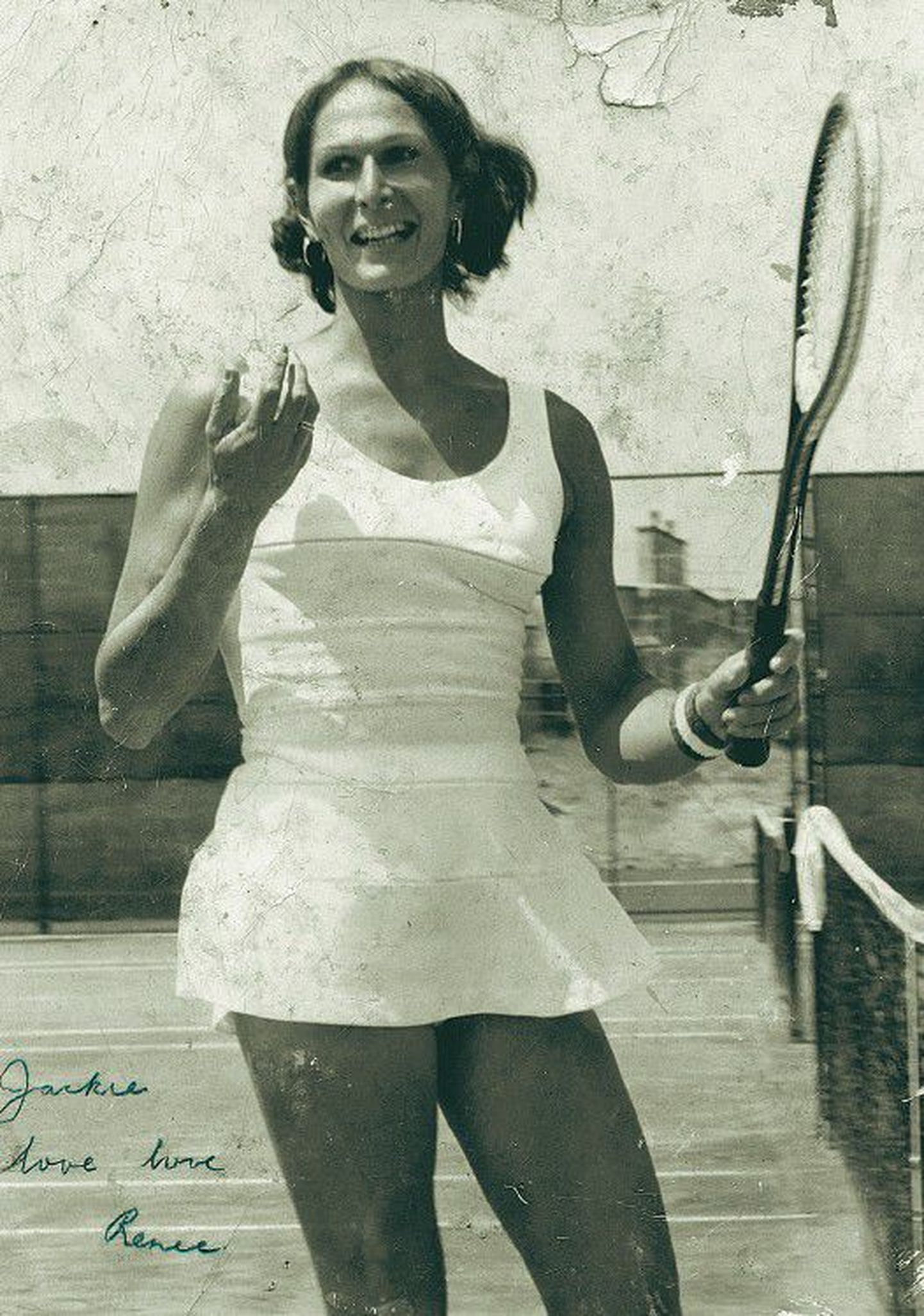 Теннисистка Рени Ричардс, сделавшая операцию по смене пола, в 1977 году получила право выступать в женском разряде.