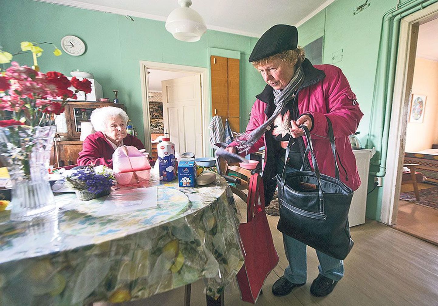 Несколько раз в неделю сестра по уходу Сирье Танилоо привозит 95-летней Айно продукты и лекарства. Пожилая женщина прожила долгую жизнь и ей есть о чем рассказать социальному работнику.