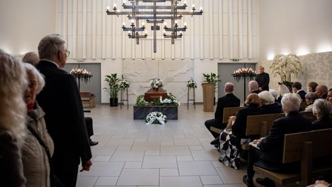 VAATA GALERIID ⟩ Tõnu Karu ärasaatmine pakkus nii mõnegi üllatuse – matusest kujunes ootamatus
