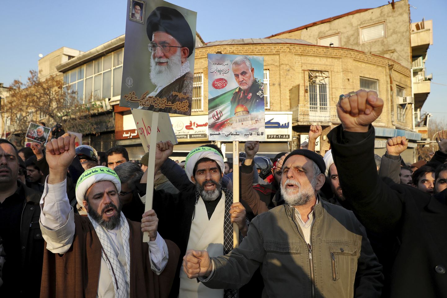 Iraani konservatiivsed meeleavaldajad Teheranis 12. jaanuaril kindral Qasem Soleimani ja ajatolla Ali Khamenei plakatitega.
