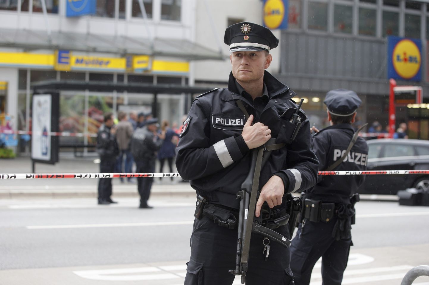 Politseinikud Hamburgi kaubanduskeskuse juures