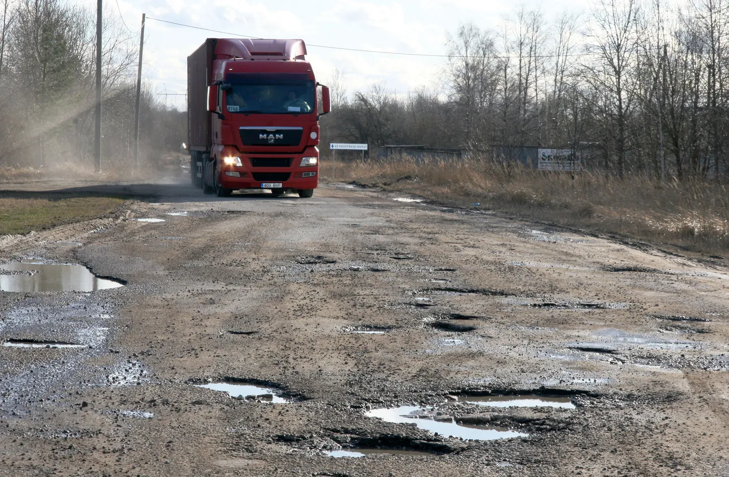 Praegu tuleb autojuhtidel Kaevuri tänaval sõna otseses mõttes takistusi ületada.