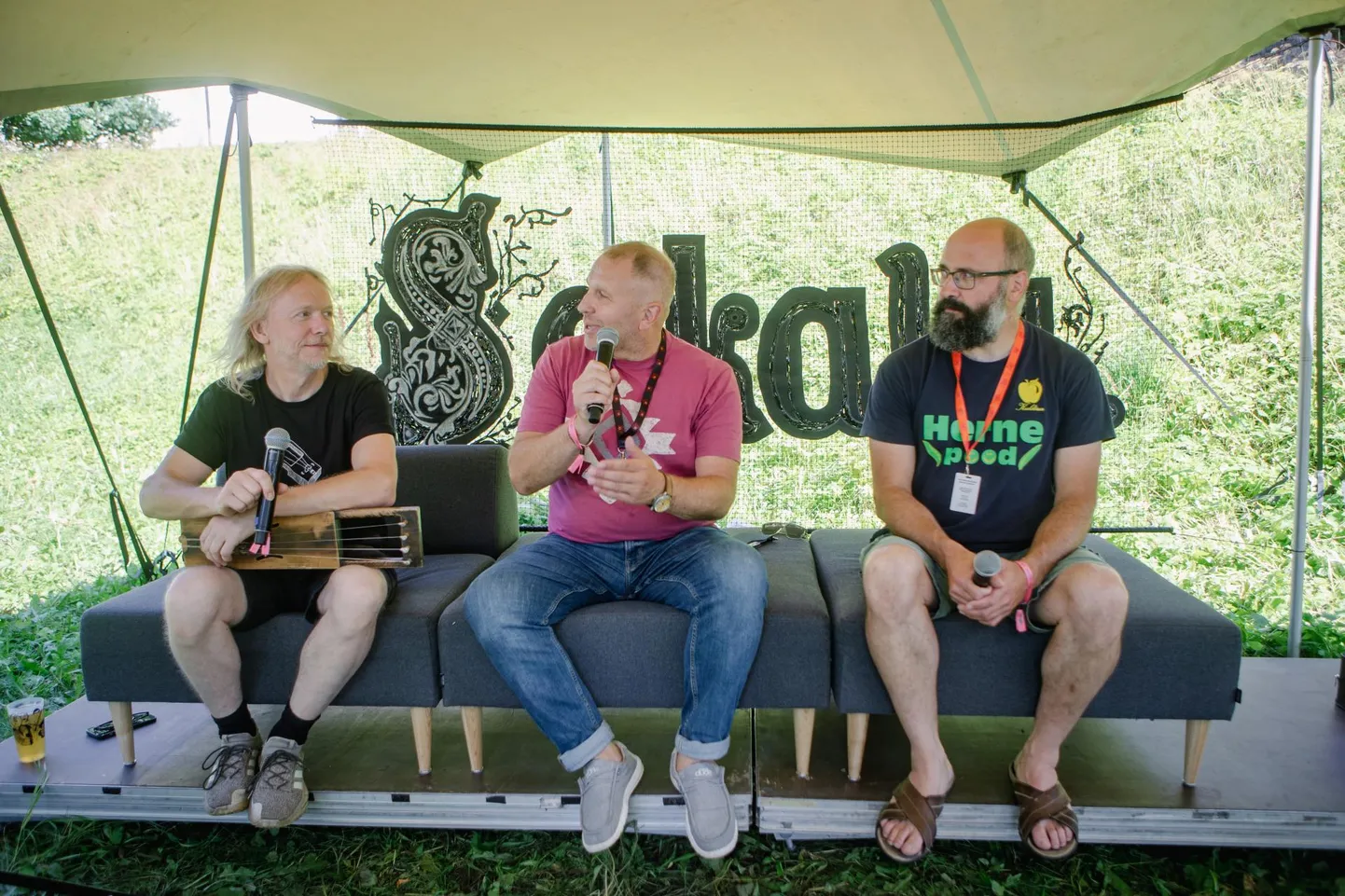 Sakala lava esimene külaline oli Puuluup ehk Marko Veisson (paremal) ja Ramo Teder. Sakala poolt veeretas jutulõnga kultuuritoimetaja Margus Haav (keskel).