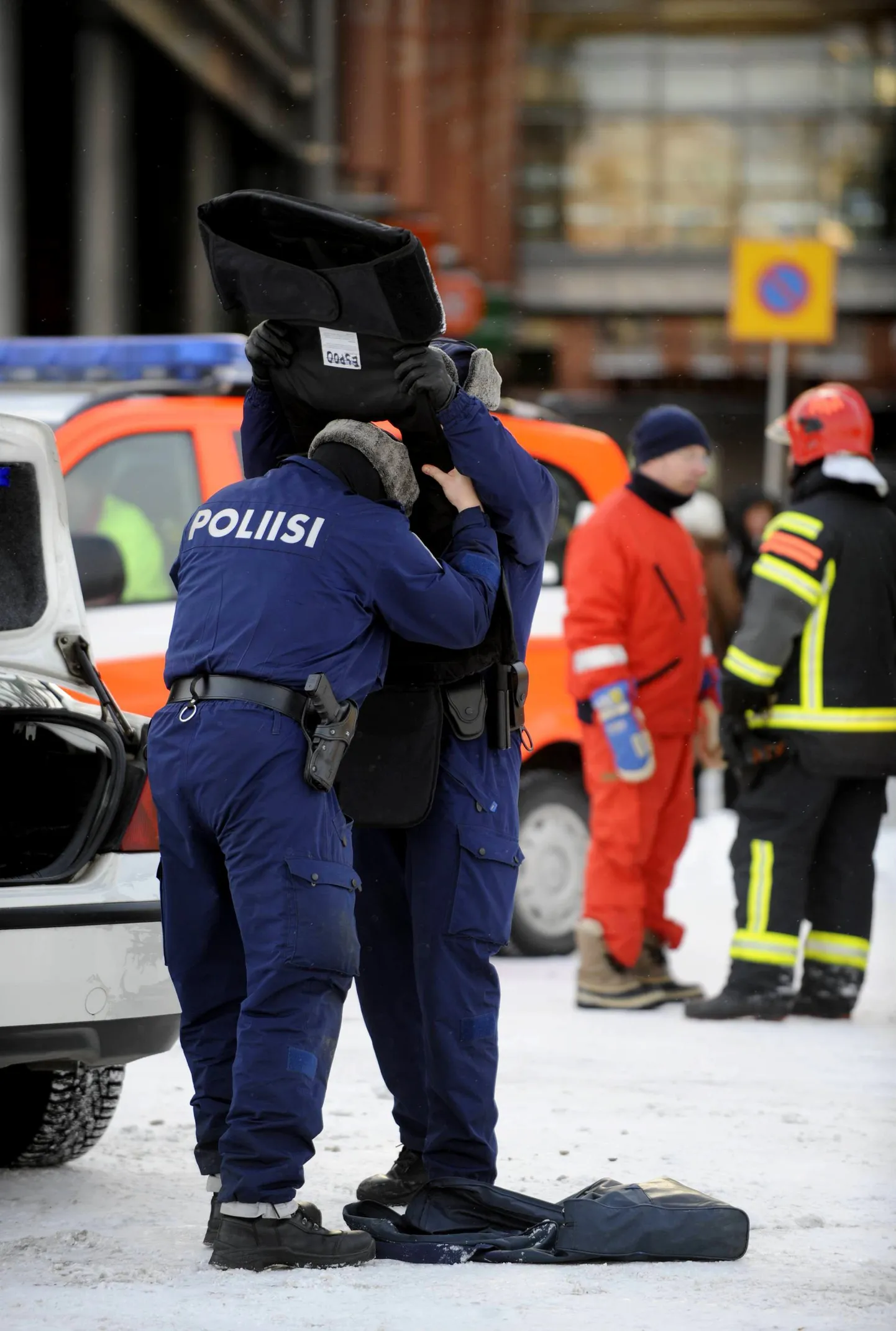 Politseinik aitab kolleegile Sello keskuse juures kuulivesti selga.