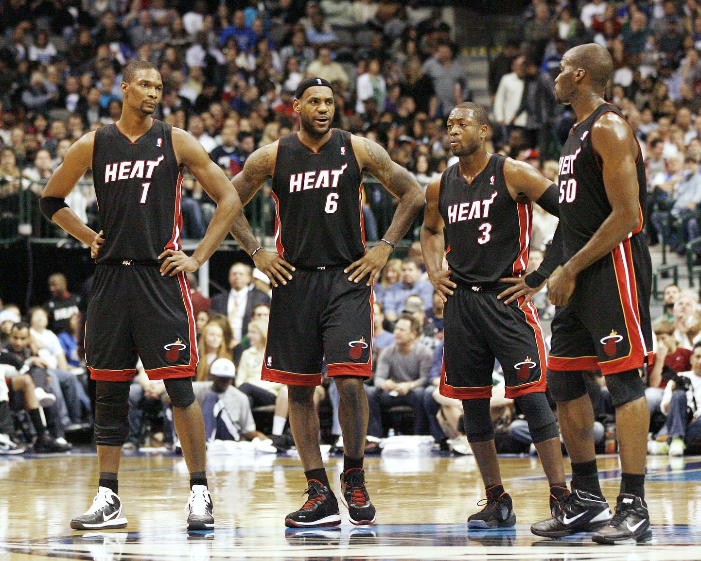 Miami tähtmängijad Chris Bosh (vasakul), LeBron James ja Dwyane Wade. Pildile on mahtunud ka meeskonna keskmängija Joel Anthony (paremal).