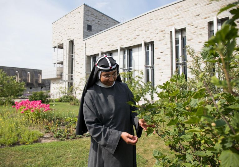 18 aastaselt oma kodumaal Indias kloostrisse läinud õde Vimala on nüüdseks omakorda jõudnud juba 18 aastat Eestis elada ja räägib eesti keelt.