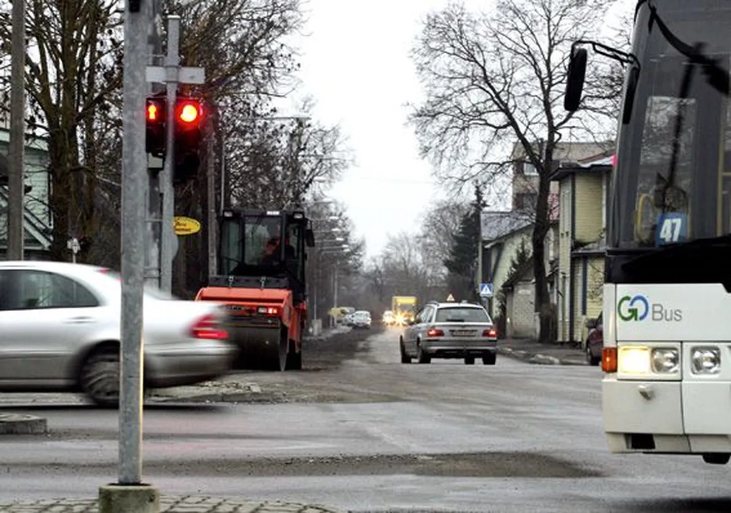Rägavere teel pressib teerull kinni freespurust ajutist katet, korralik tänav ehitatakse valmis järgmisel suvel.