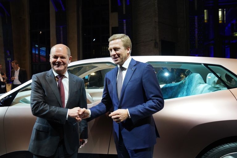 Oliver Zipse (paremal) ja Saksamaa toonane rahandusminister Olaf Scholz BMW pressiüritusel Berliinis 28. novembril 2019.