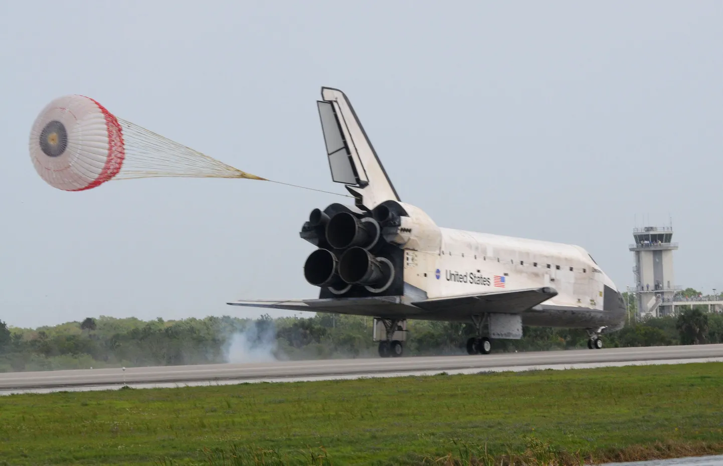 Kosmosesüstik Discovery maandus Floridas.