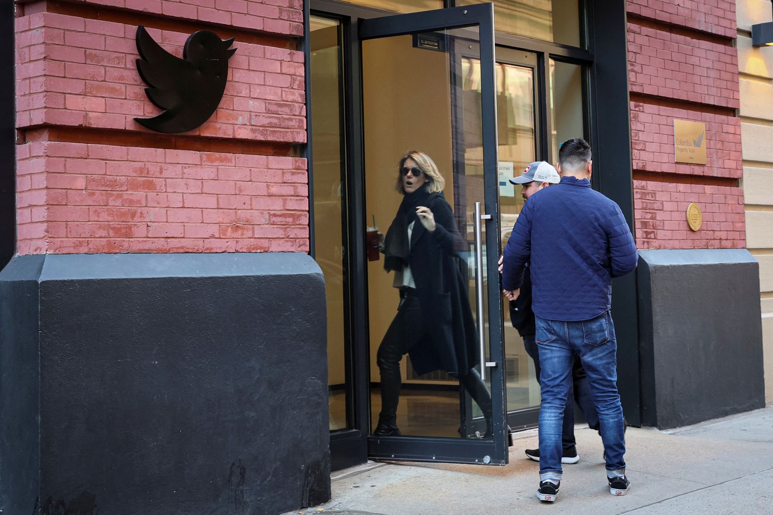 Twitteri töötajad sisenemas New Yorgi kontorisse.
