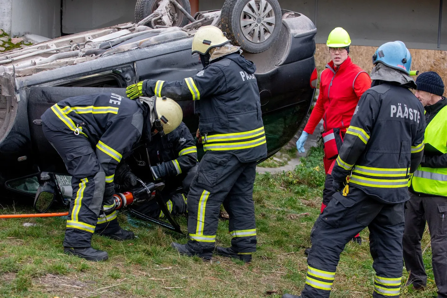 Lavastatud liiklusõnnetuses hakkama saamist harjutatakse sel nädalal Pärnus Vana-Savi tänaval.