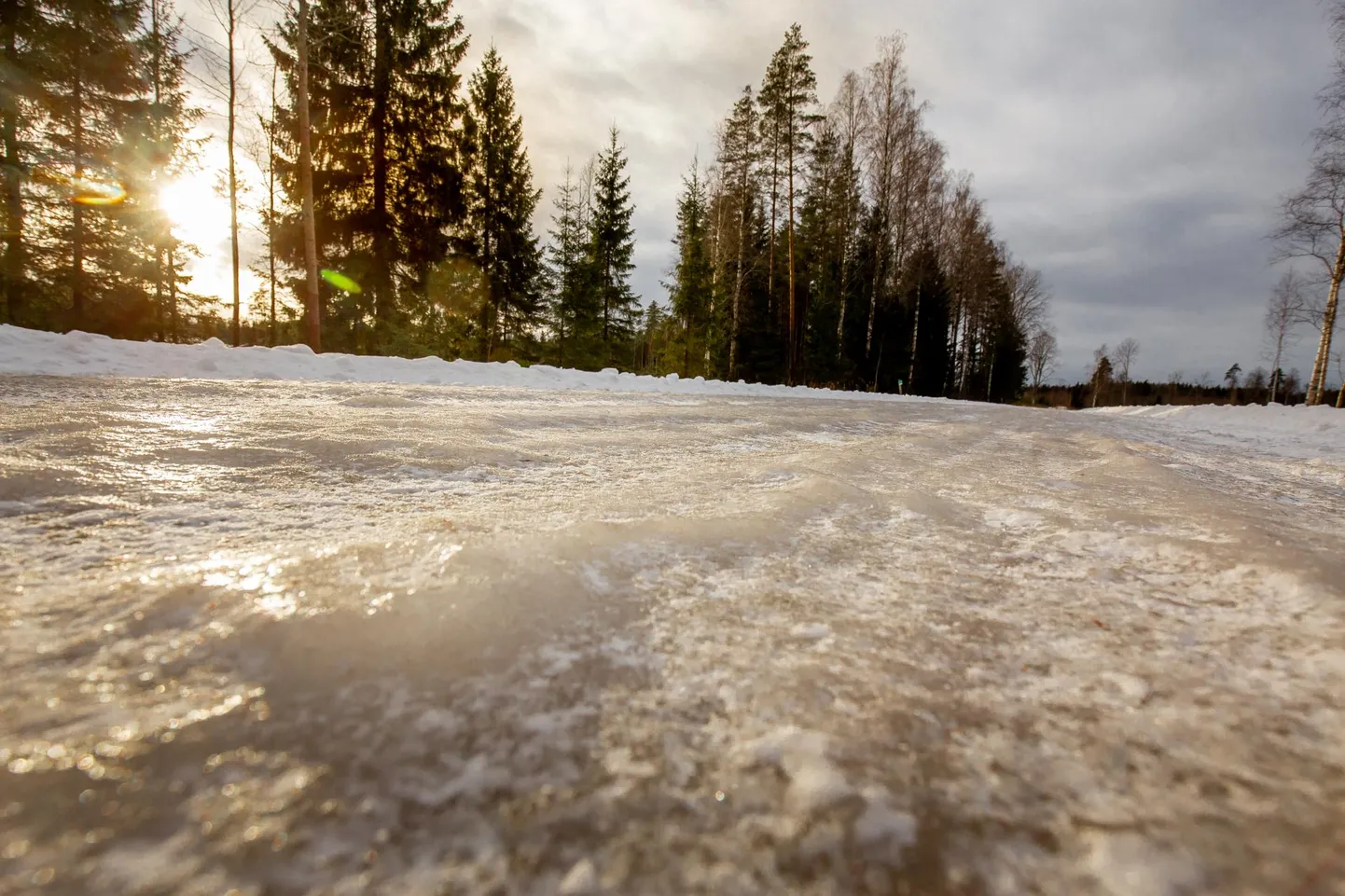 Surju–Saunametsa teed ja muid väiksemaid kõrvalteid kattis jää ja külmunud lobjakast olid tekkinud konarused.