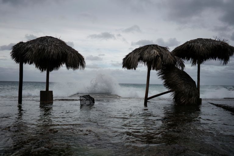 Troopilise tormi Laura lained paiskumas Havanna promenaadile Kuubal 24. augustil 2020.