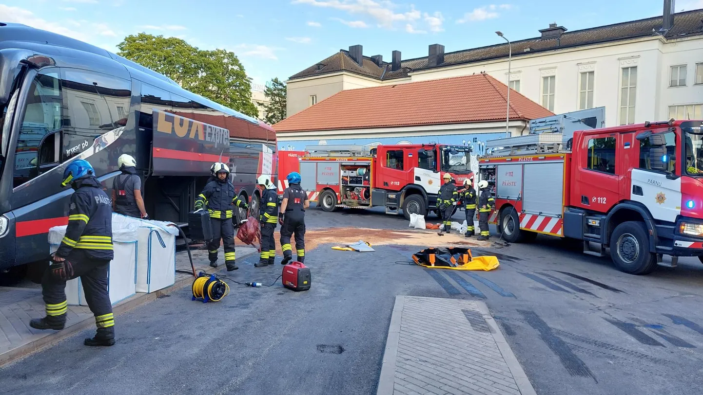 Bussist lekkis suur kogus kütust.