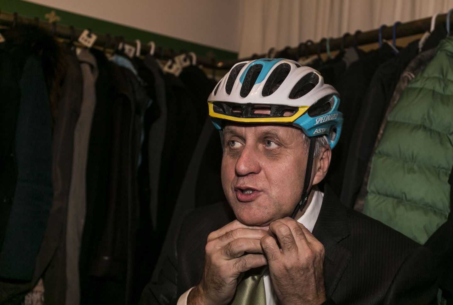 Рейн Кильк в велосипедном шлеме.