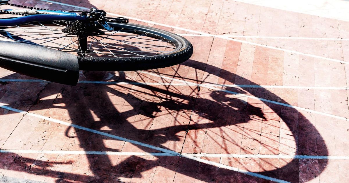 Sebral rattaga teed ületanud naine jäi auto alla