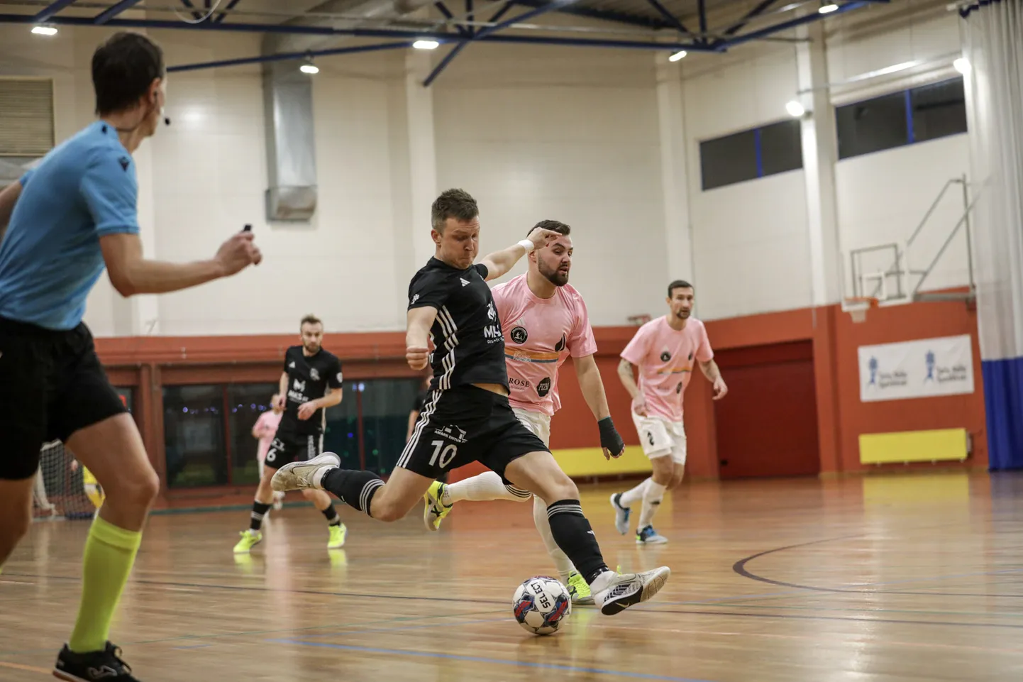 Aasta viimane mäng Tallinna FC Bunker Partneri vastu oli tasavägine ning üha värava sai kirja ka Temari Nuuma (esiplaanil), siis kokkuvõttes tuli Ravens Futsalil leppida 4:6 kaotusega.
