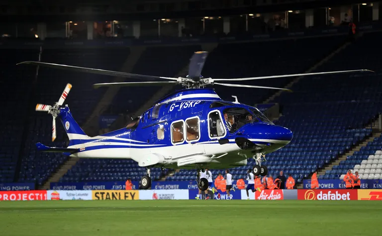 Mullu septembris jäi perekond Srivaddhanaprabha helikopter, mis täna staadioni kõrval alla kukkus, staadionil kaamerasilma ette. Täpselt samamoodi maandub see iga mängu järel väljaku keskringis ja tõuseb sealt õhku.