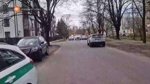 VIDEO ⟩ Šoferiem Purvciemā radusies absurda situācija – auto novieto pēc noteikumiem, bet garām pabraukt nav iespējams