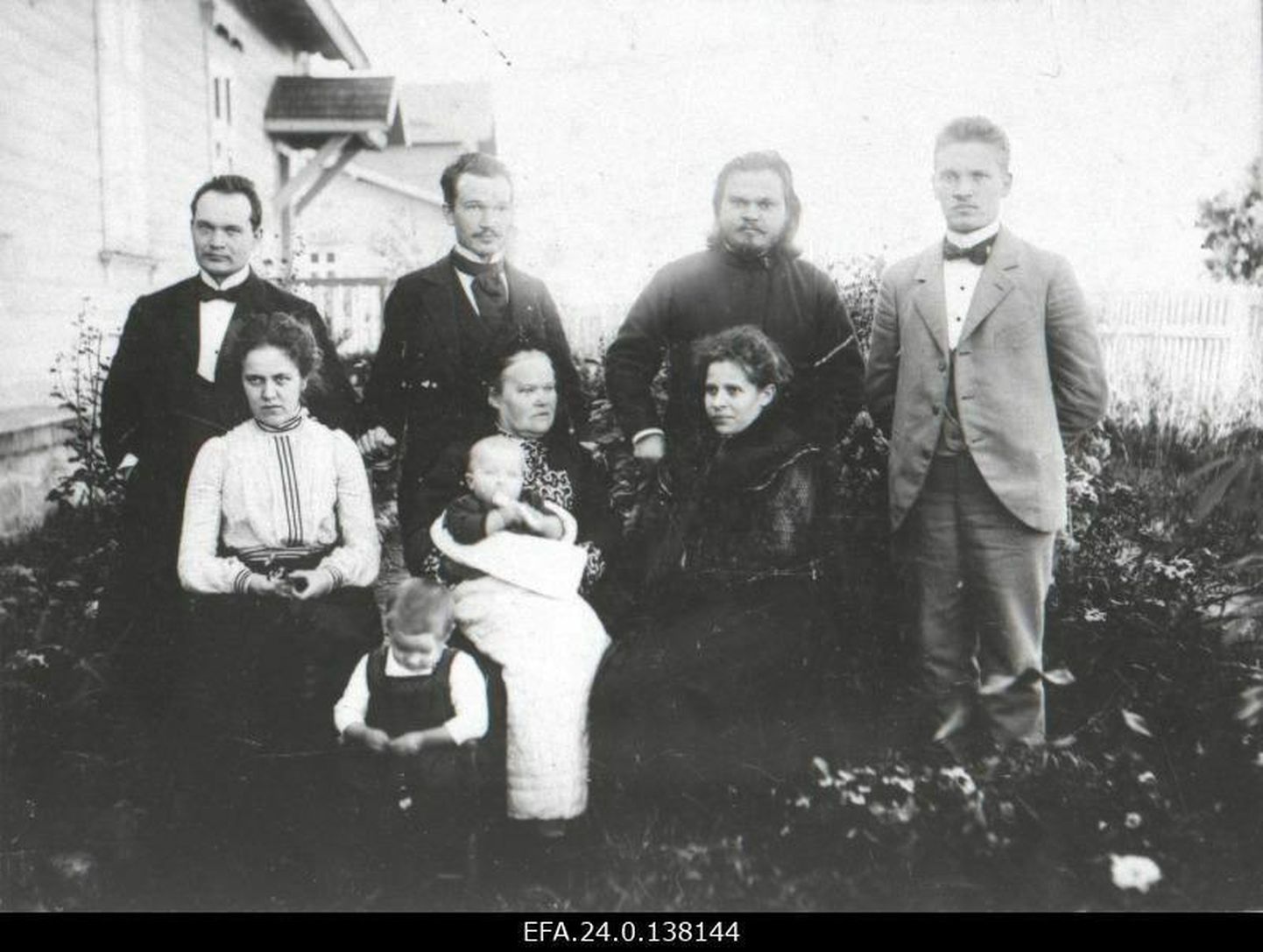 Konstantin Päts (tagareas vasakult esimene) koos abikaasa Helma (esireas vasakult esimene) poegade Leo ja Viktoriga, ema Olga ja vendade Nikolai, Voldemari ja Peetriga. Tõenäoliselt aastal 1909.