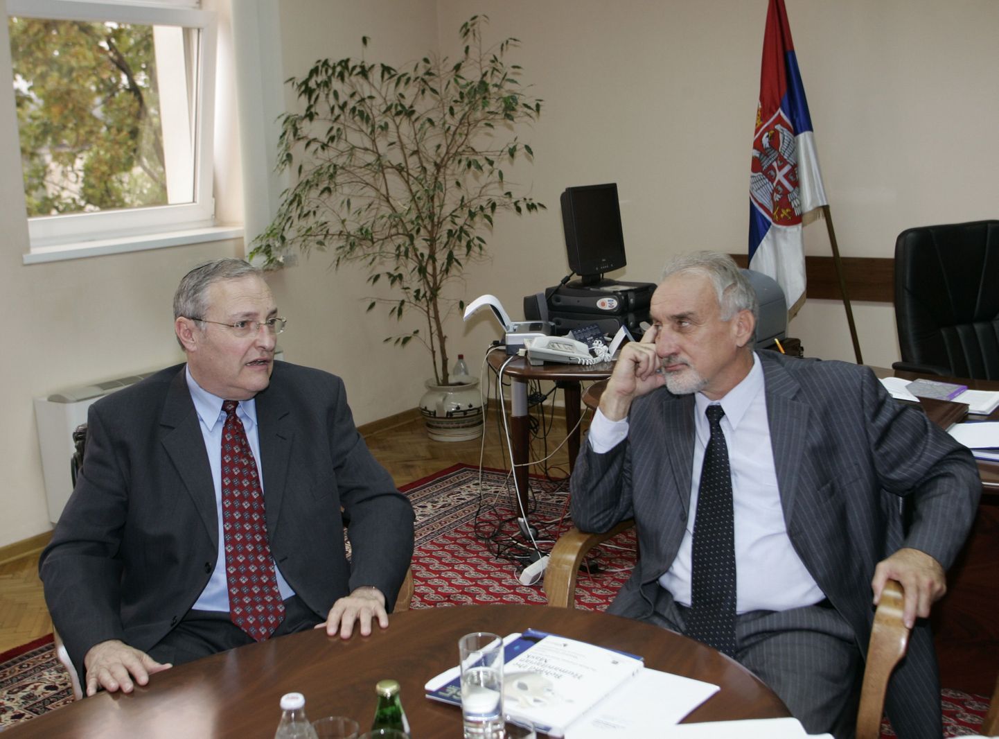 Simon Wiesenthali instituudi direktor Efraim Zuroff ja Serbia sõjakuritegude prokurör Vladimir Vukcevic. Zuroff lubas 2008. aastal, et aitab Serbial USA võimudele Peter Egneri süü kohta tõendeid esitada.