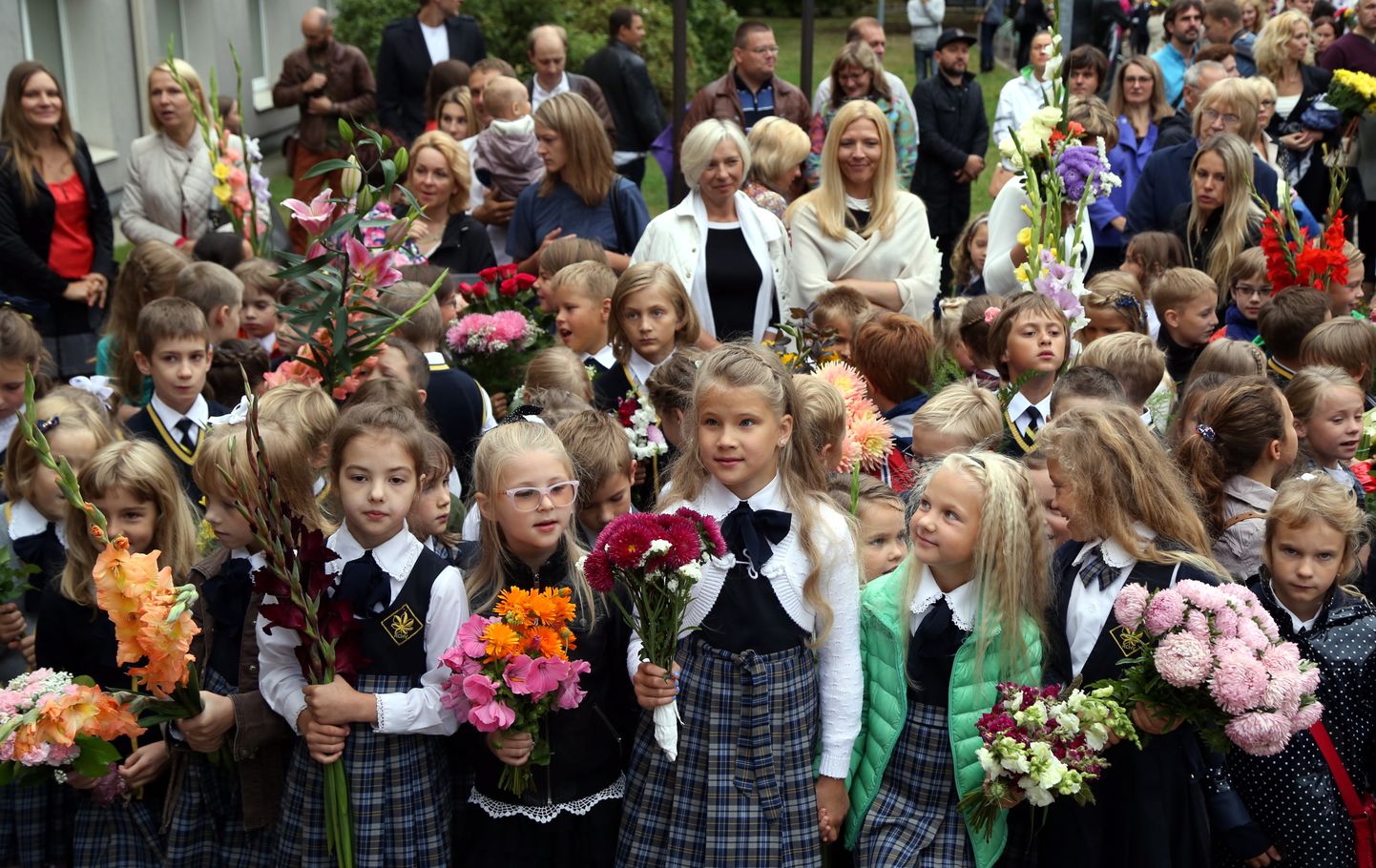 Rīgas Centra humanitārās vidusskolas skolēni Zinību dienai veltītā pasākuma laikā.