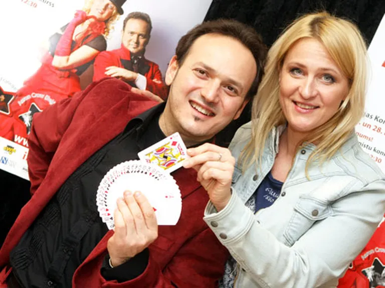 Iluzionisti Dace un Enriko Pecolli piedalās preses konferencē, kurā informē par 3 Starptautisko Iluzionistu festivālu "Abrakadabra"