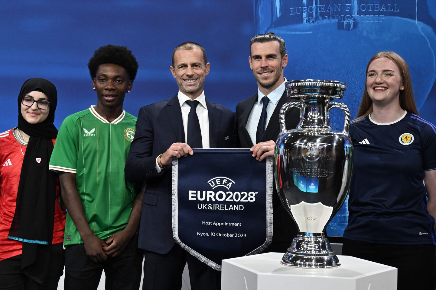 EMi karika taustal poseerivad Briti ja Iirimaa ühisdelegatsiooni juht, hiljutine Walesi tippmängija Gareth Bale (paremalt teine) ja UEFA president Aleksander Ceferin (keskel).