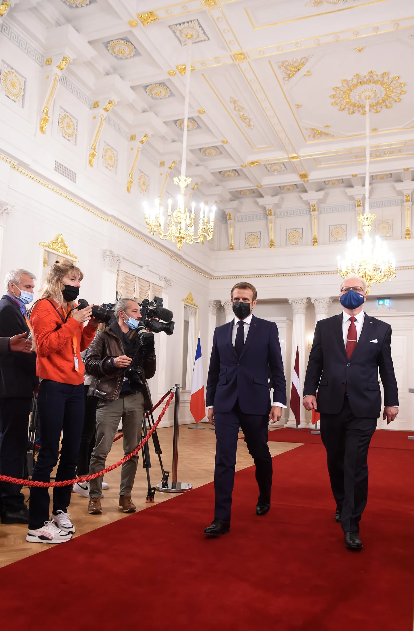 Latvijas prezidents Egils Levits (no labās) un Francijas prezidents Emanuels Makrons pēc paziņojuma sniegšanas presei Rīgas pilī.