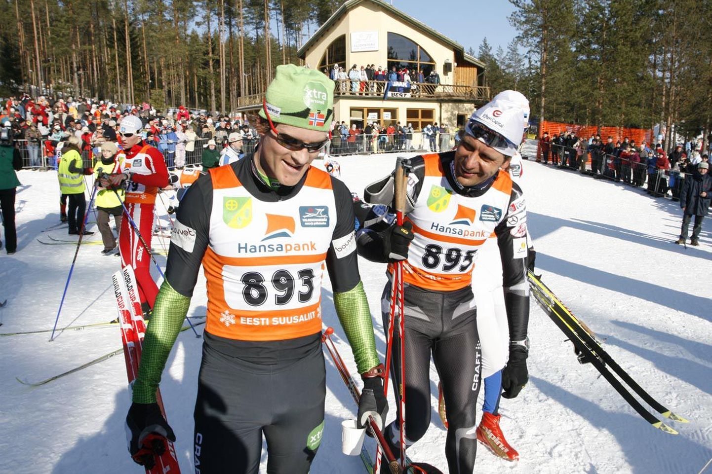 Jaak Mae õnnitlemas omanimelise võistluse möödunud aasta kiireimat meest norralast Jens Arne Svartedali.