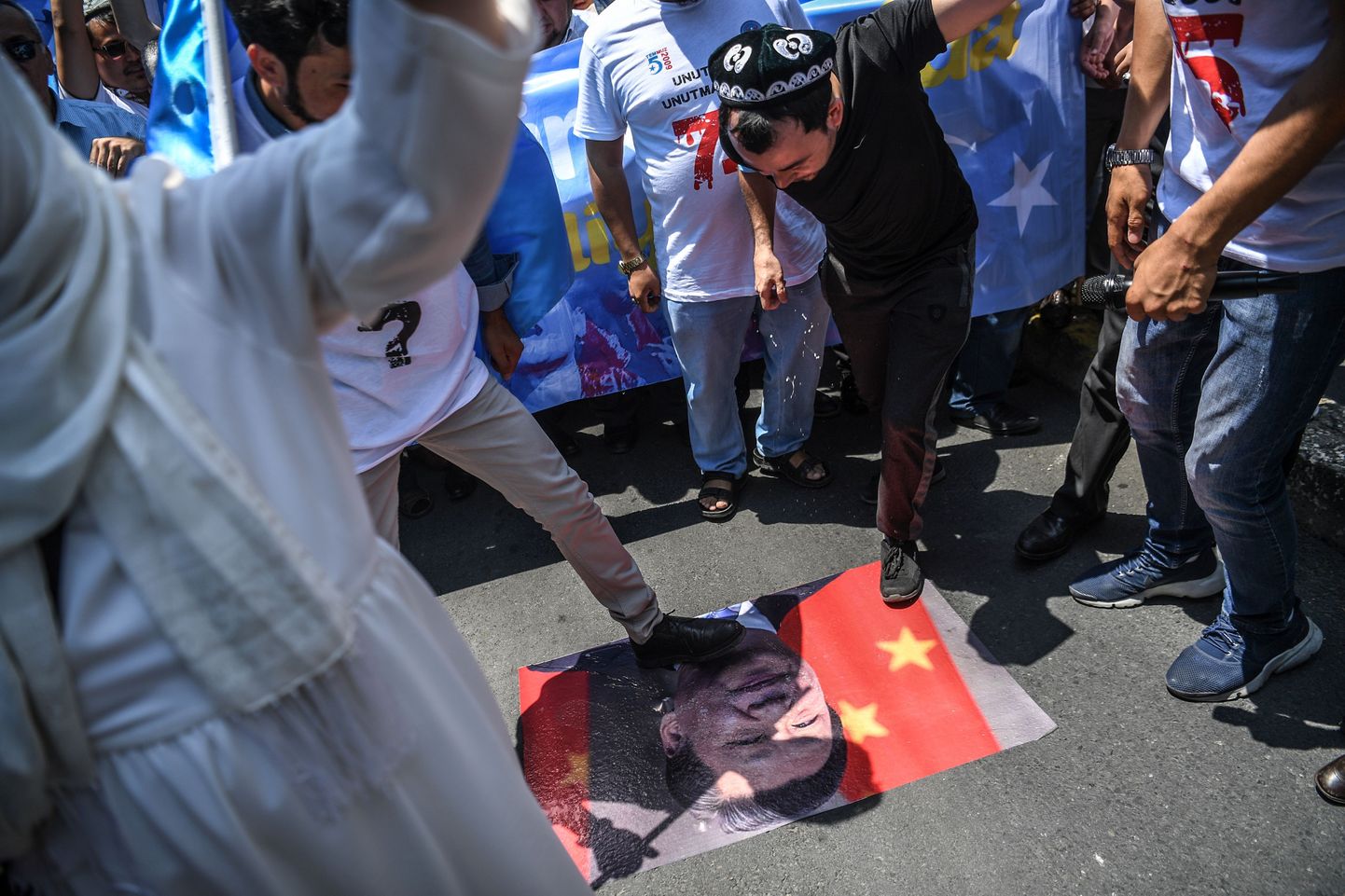 Uiguuri vähemuse toetajad Istanbulis Hiina valitsuse tegevuse vastu meelt avaldamas.