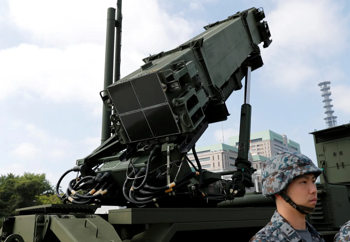 Jaapani omakaitsevägede sõdur raketisüsteemi Patriot kõrval.