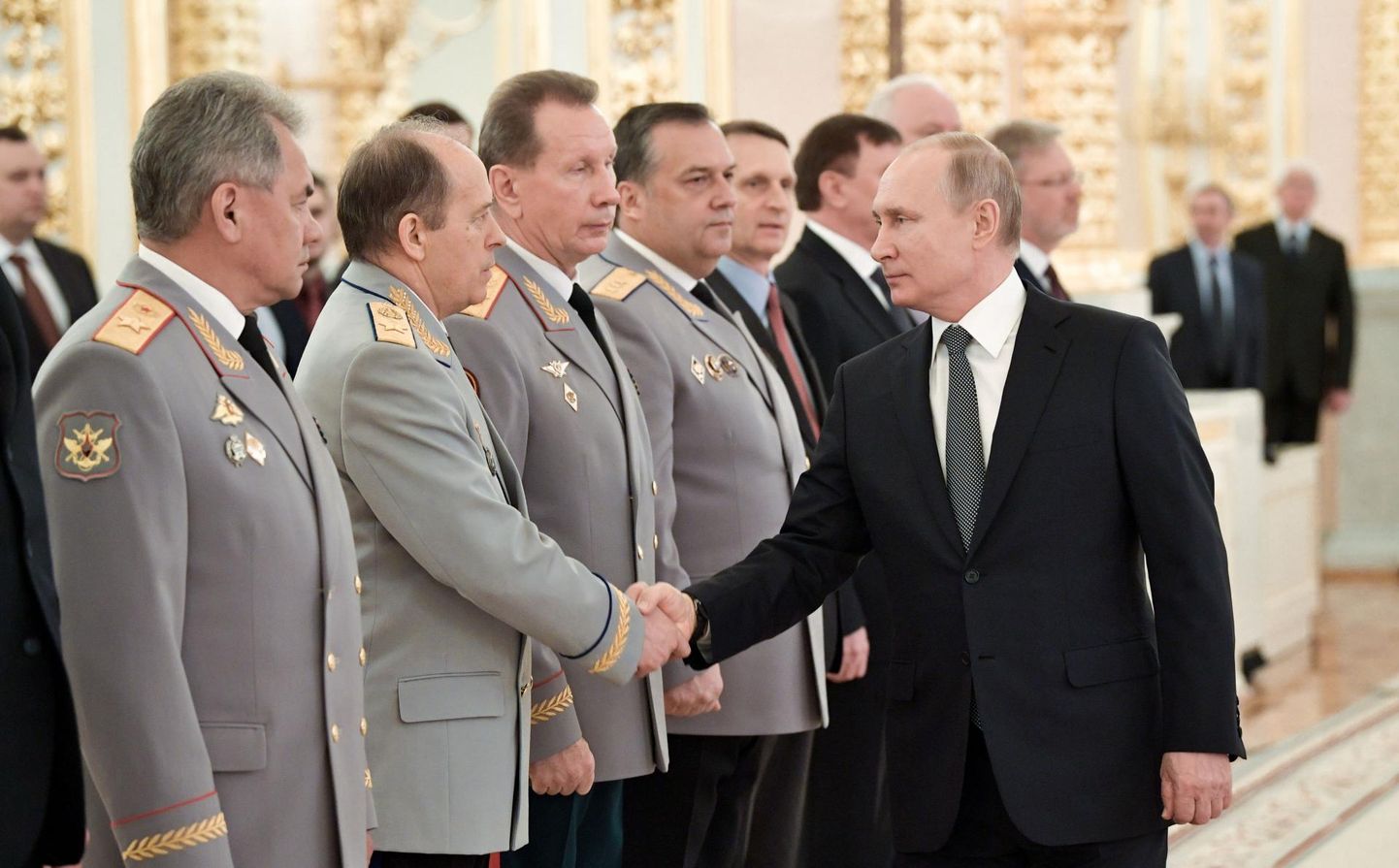 Venemaa president Vladimir Putin (paremal) surumas kätt Föderaalse Julgeolekuteenistuse (FSB) direktori kindral Aleksandr Bortnikoviga.