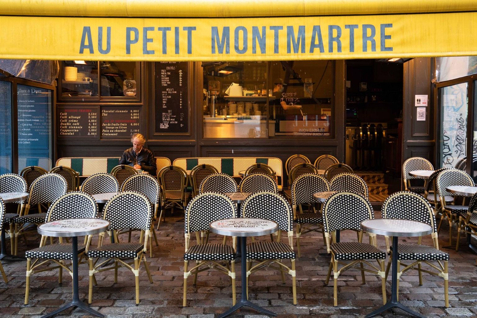 Kohvik Pariisis eile, päev enne kahenädalast sulgemist koroonaga võitlemiseks. 